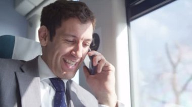Tren yolculuğa mobil telefon görüşmesi çekici gülümseyen iş adamı