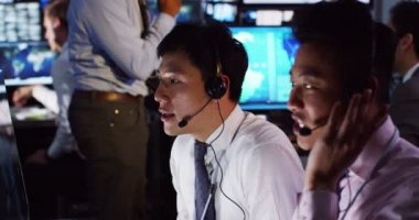 gözetleme ekibi kontrol odasında çalışıyor