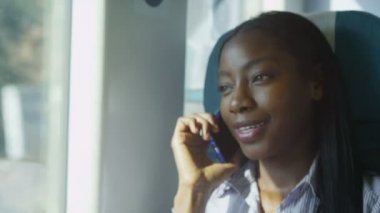 Kadın cep telefonuyla konuşuyor.