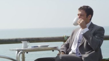 İş adamı kahve içiyor.