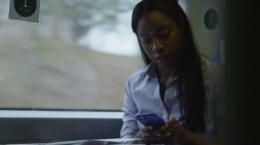 Kadın cep telefonuyla konuşuyor.