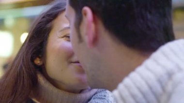 Noel zamanda öpüşme Çift