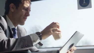 Dijital tablet üzerinde çalışan iş adamı