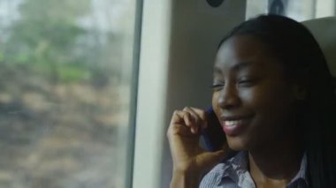 Kadın cep telefonuyla konuşuyor.