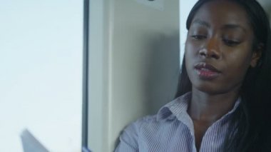 tren yolculuğu sırasında çalışma iş kadını