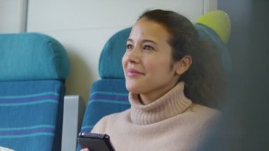  Telefonuna bakan kadın.