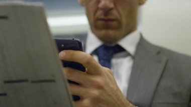 Akıllı telefon kullanan iş adamı 