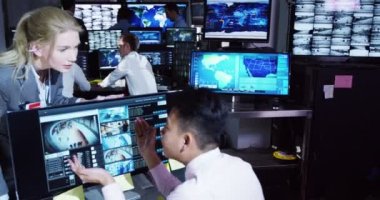 gözetleme ekibi kontrol odasında çalışıyor