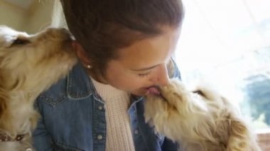 Kadın cocker-poo kukla ile rahatlatıcı