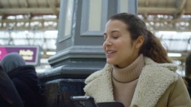 bir app akıllı telefon kullanan kadın