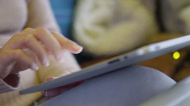  tablet bilgisayar kullanan kadın