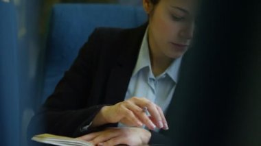 dijital bir tablet üzerinde çalışan iş kadını 