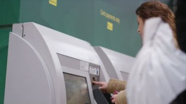 erkek makineden tren bileti satın alma