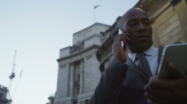 İş adamı cep telefonuyla konuşuyor.