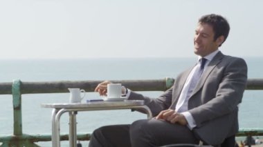 İş adamı cep telefonuyla konuşuyor.