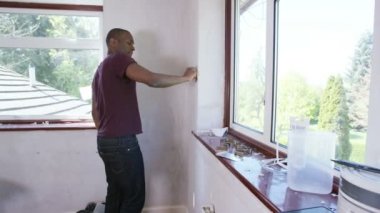 adam yeni ev tadilatta bir mola alır