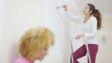 gay kadın çift evde boyama