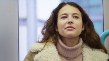 Telefonuna bakan kadın.