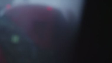  şehir içinde yürüyen kadın 