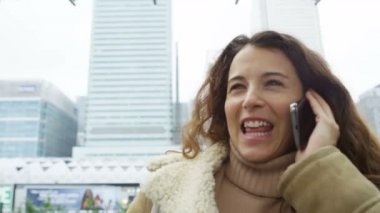 onun smartphone üzerinde konuşurken turizm