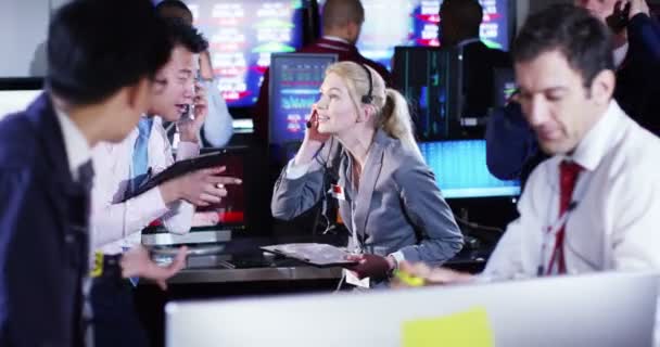 Brokers watching the world markets in trading room — Stock Video