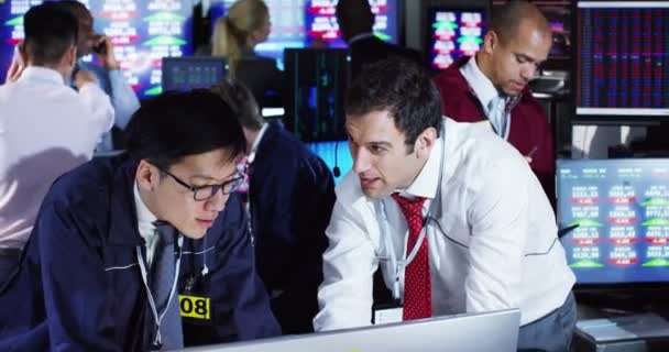 Broker mengawasi pasar dunia di ruang perdagangan — Stok Video