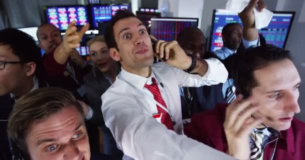 Comerciantes que compram e vendem no chão de negociação — Vídeo de Stock