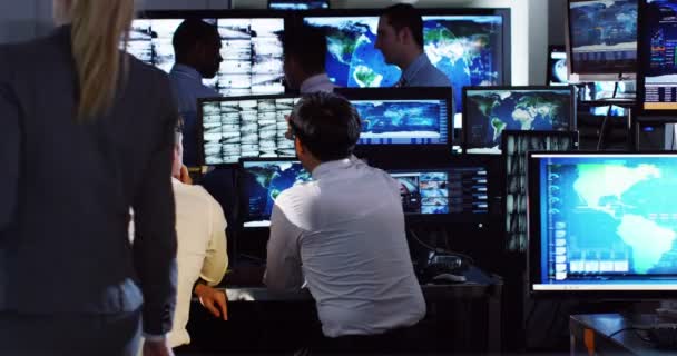 Equipe de vigilância que trabalha na sala de controle — Vídeo de Stock
