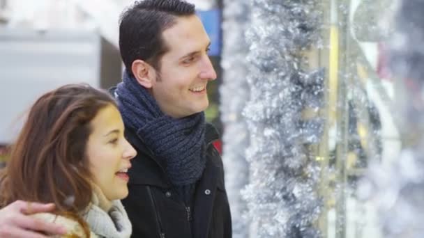 Paar winkelen bij Kerstmis — Stockvideo