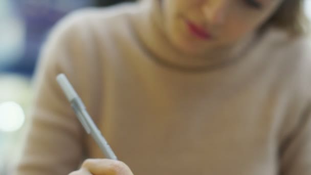 Estudiante mujer escribiendo en el diario — Vídeos de Stock