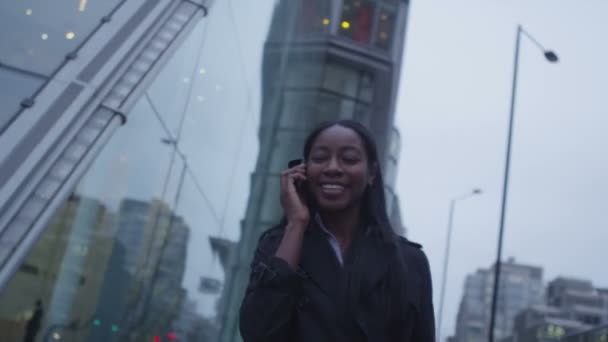 Mujer hablando por teléfono móvil — Vídeos de Stock