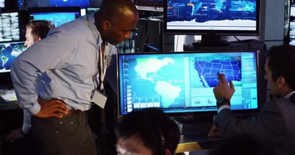 Equipo de vigilancia trabajando en la sala de control — Vídeos de Stock