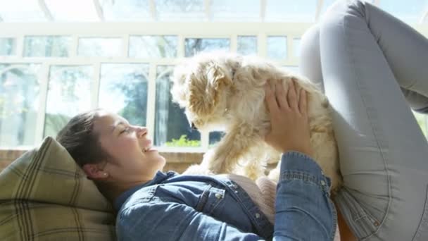Mulher relaxante em casa com cachorro — Vídeo de Stock