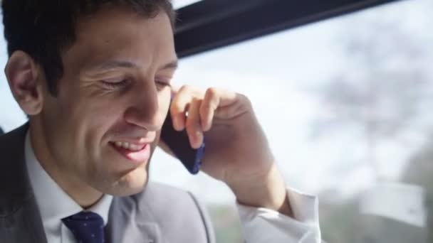 Πραγματοποίηση κλήσης κινητό τηλέφωνο επιχειρηματίας — Αρχείο Βίντεο