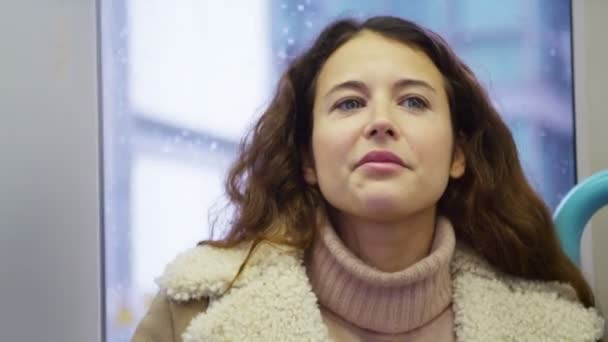 Vrouw met behulp van smartphone op metro — Stockvideo