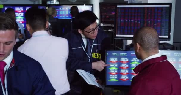 Финансовые трейдеры, наблюдающие за мировыми рынками — стоковое видео