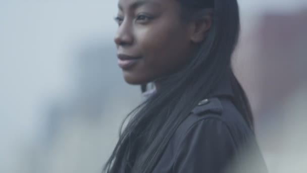 Mujer mirando hacia el mar — Vídeo de stock