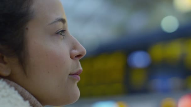 Vrouw kijken naar vertrek planken — Stockvideo