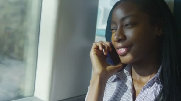 femme parlant sur téléphone mobile