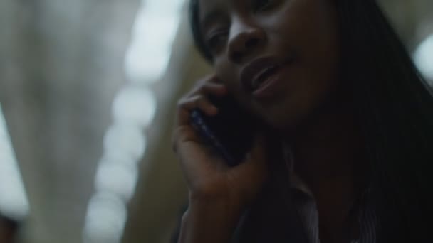 Mulher falando no telefone móvel — Vídeo de Stock