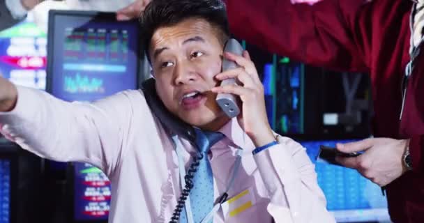 Asiatischer Börsenhändler bei der Arbeit — Stockvideo
