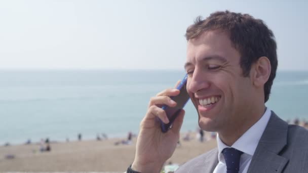 Empresario hablando por teléfono móvil — Vídeos de Stock