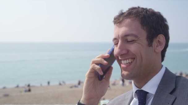 Uomo d'affari che parla sul cellulare — Video Stock