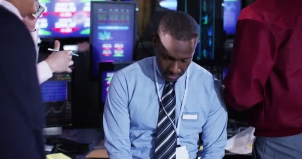 Financial trader reacts as watches the markets crash — Stock Video