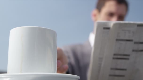 Geschäftsmann trinkt Kaffee — Stockvideo