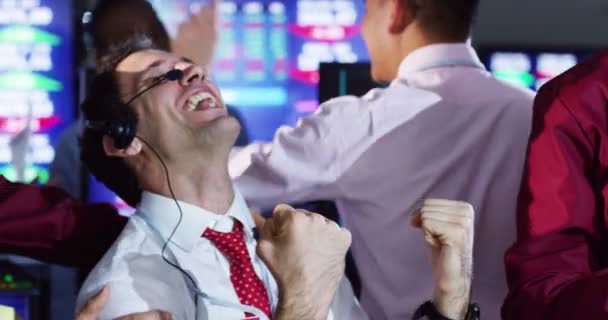 Traders celebrate making lots of money — Stock Video