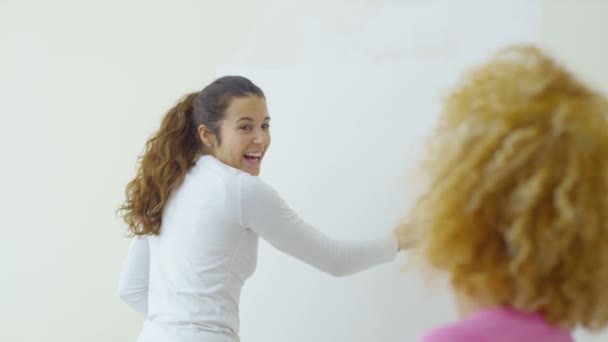 Mujeres redecorando en casa — Vídeos de Stock