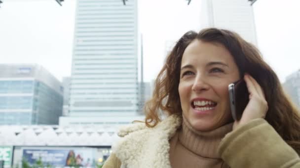 Touriste parler sur son smartphone — Video