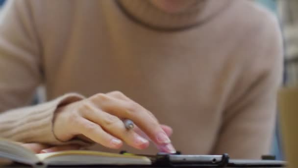 Mujer usando un teléfono inteligente — Vídeos de Stock