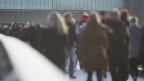 Multitud caminando a través de uno de los puentes de Londres — Vídeo de stock